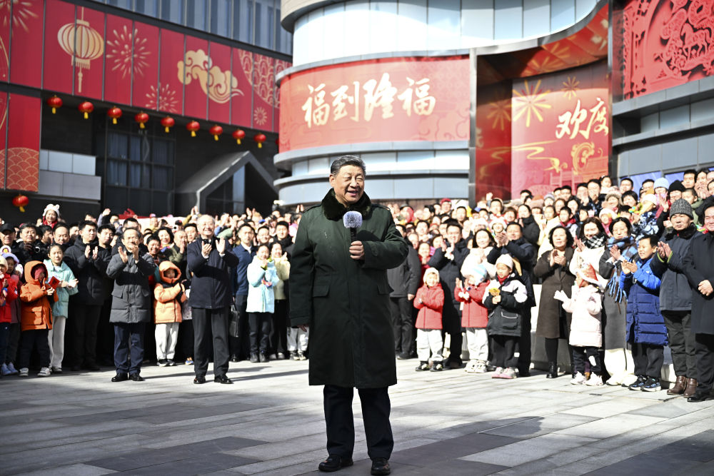   2月9日至10日，中共中央总书记、国家主席、中央军委主席习近平在北京考察并看望慰问基层干部群众。这是10日上午，习近平在东城区隆福寺街区考察时，向全国各族人民和香港同胞、澳门同胞、台湾同胞、海外侨胞致以美好的新春祝福。