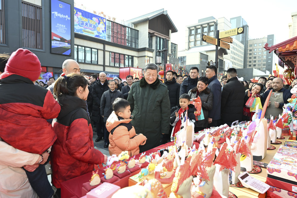   2月9日至10日，中共中央总书记、国家主席、中央军委主席习近平在北京考察并看望慰问基层干部群众。这是10日上午，习近平在东城区隆福寺街区新春市集考察时，同现场群众亲切交流。