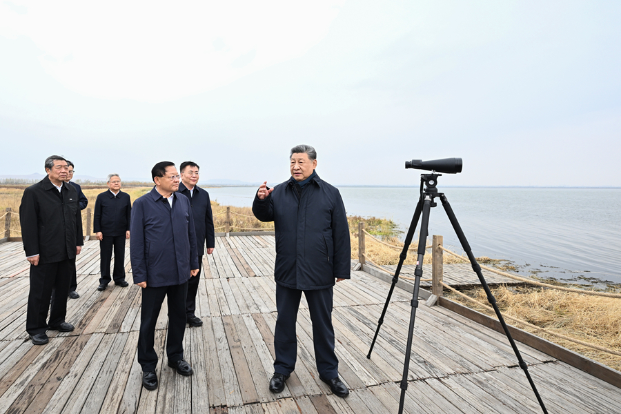 10月16日，中共中央总书记、国家主席、中央军委主席习近平在内蒙古自治区乌兰察布市考察。这是习近平在察哈尔右翼前旗的黄旗海自然保护区考察。