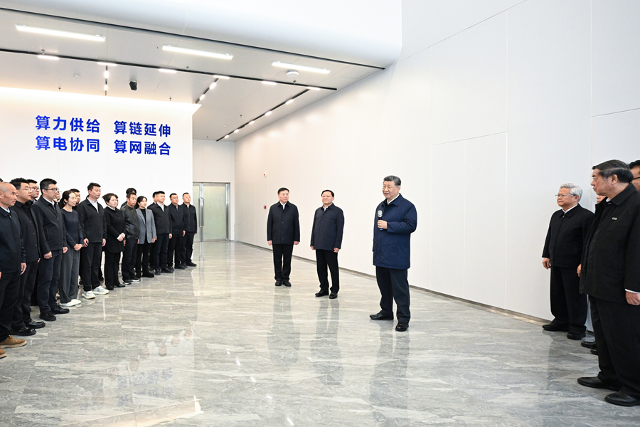 10月16日，中共中央总书记、国家主席、中央军委主席习近平在内蒙古自治区乌兰察布市考察。这是习近平在察哈尔高新技术开发区考察时，同有关算力中心项目负责人、技术人员、察哈尔高新区工作人员等亲切交流。