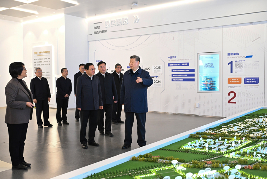 10月16日，中共中央总书记、国家主席、中央军委主席习近平在内蒙古自治区乌兰察布市考察。这是习近平在察哈尔高新技术开发区考察，了解绿色算力产业发展等情况。