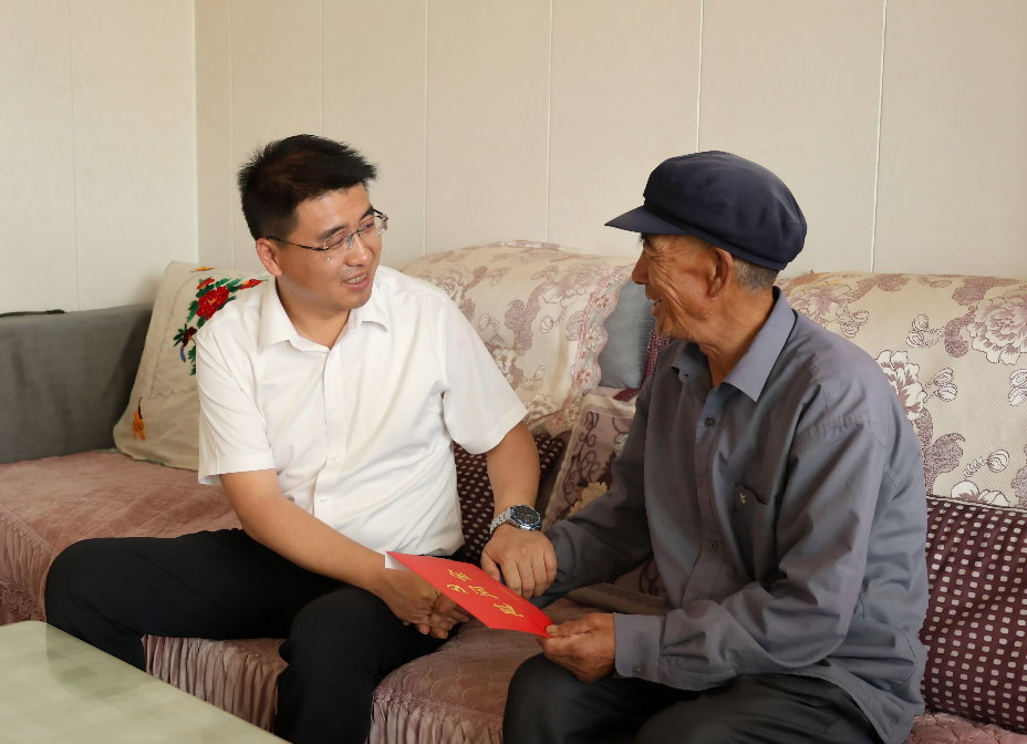 陈彦杰“七一”前夕上门颁发“光荣在50年”纪念章、走访慰问老党员和生活困难党员